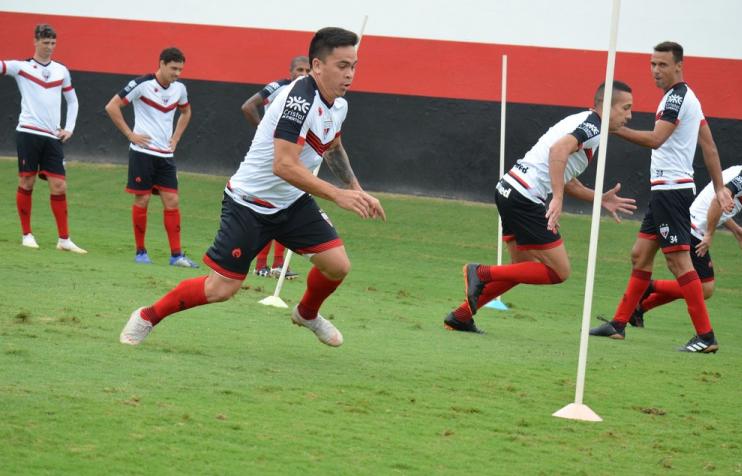Bustamante busca uma vaga de titular no Atlético-GO. (Foto: Paulo Marcos / Atlético-GO)