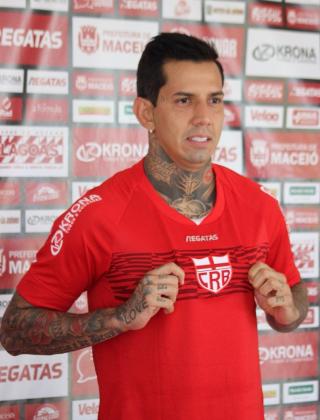 Victor Ramos está regularizado e pode estrear pelo CRB. (Foto: Divulgação)