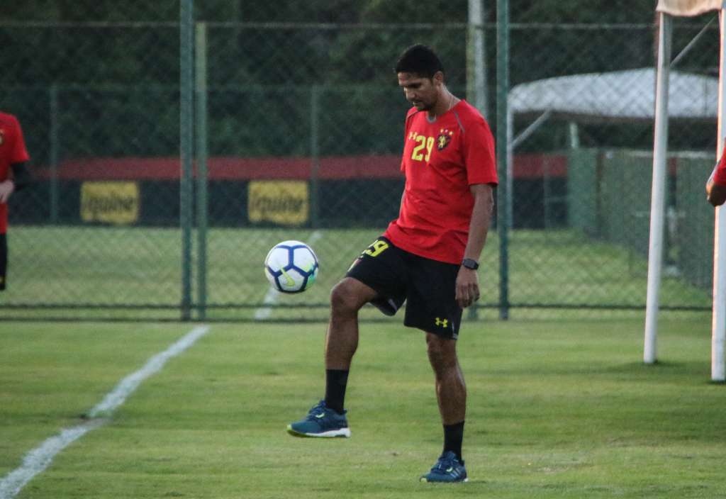 O zagueiro Durval foi comunicado pela diretoria do Sport que seu contrato não seria renovado
