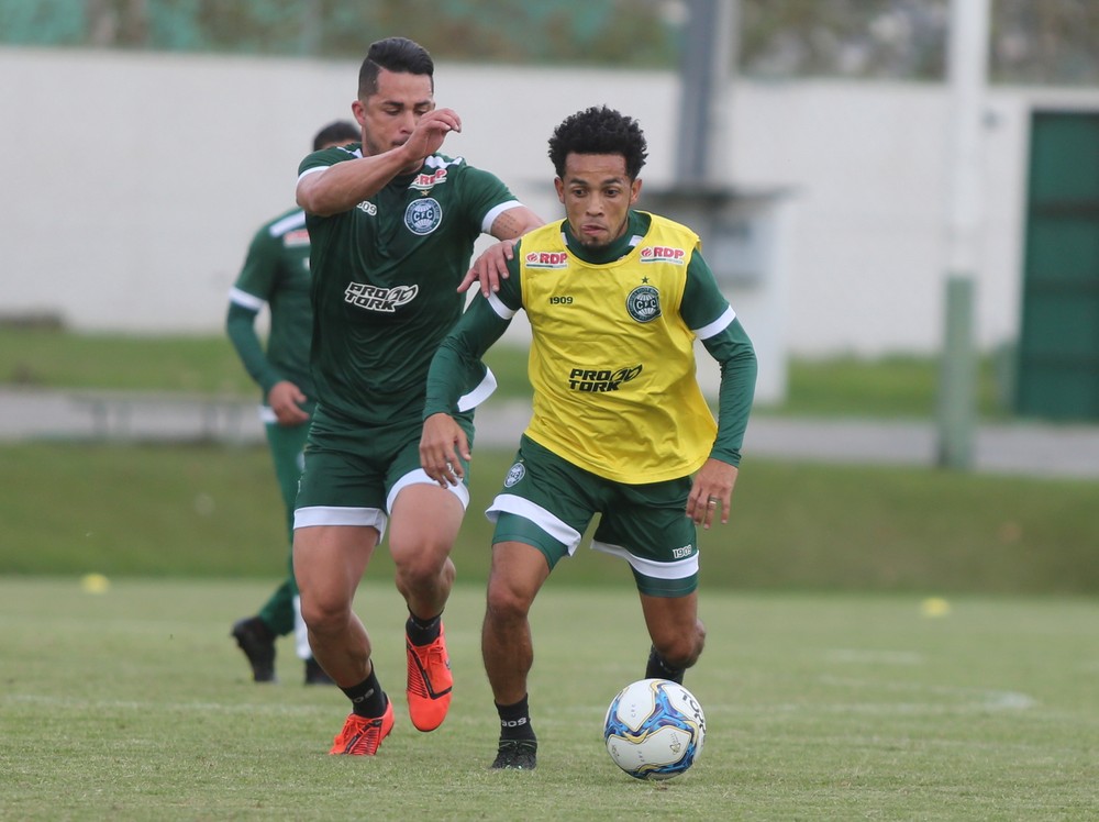 Rafinha treina e tem estreia confirmada, mas Umberto Louzer não confirma quem sai