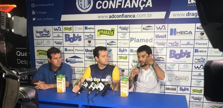 Daniel Paulista (ao centro) quer aumentar a invencibilidade do Confiança. (Foto: Divulgação)