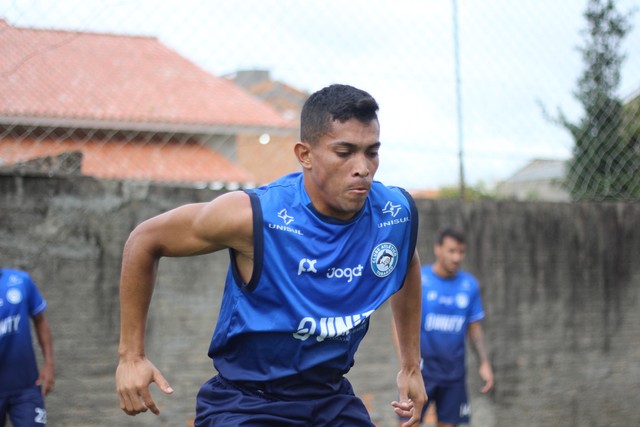 Série D: Lateral tem problema cardiológico detectado e é afastado do Tubarão