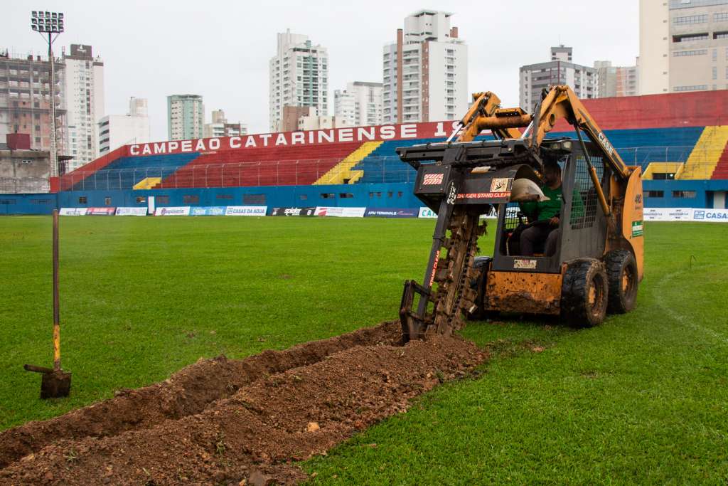 Em reestruturação, Marcílio Dias começa troca do gramado no Gigantão  
