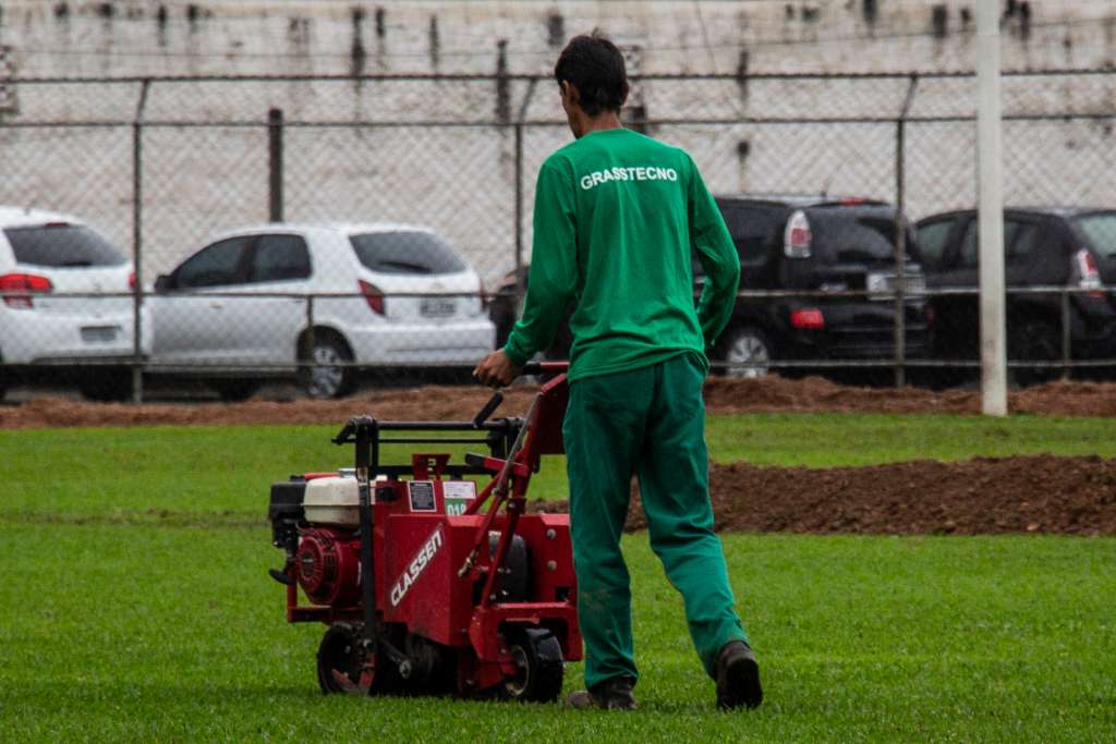 Funcionários cuidam do gramado para deixá-lo pronto o mais breve possível