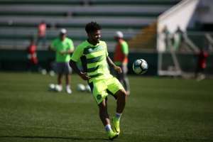 Série B: Na frente dos concorrentes, Guarani fica perto de lateral da Chapecoense