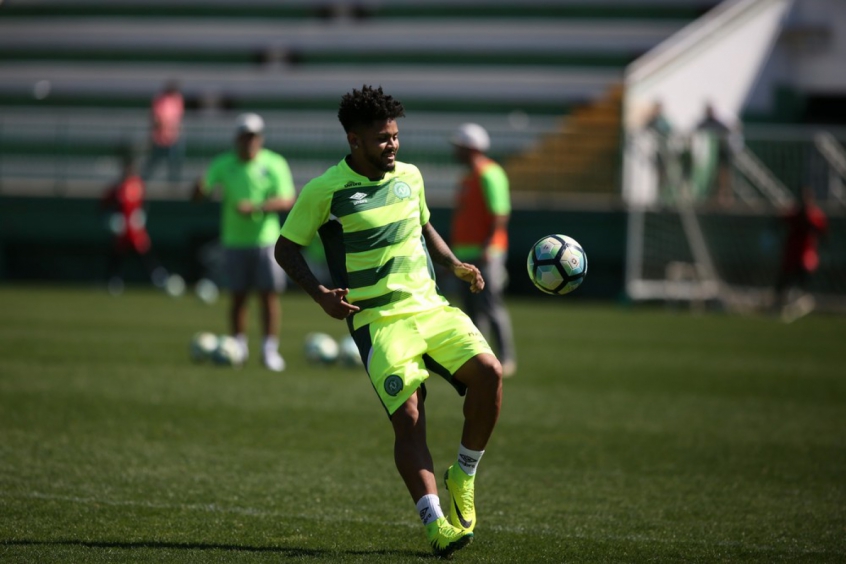 Série B: Na frente dos concorrentes, Guarani fica perto de lateral da Chapecoense