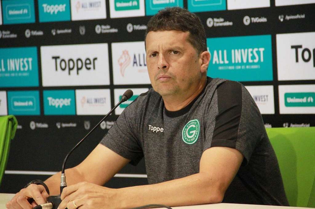 O técnico Claudinei Oliveira aguarda a chegada de reforços pontuais no Goiás