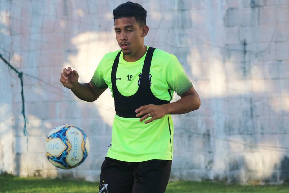 ABC regulariza Moisés e apresenta Jonathan Bocão para a Série C do Brasileirão