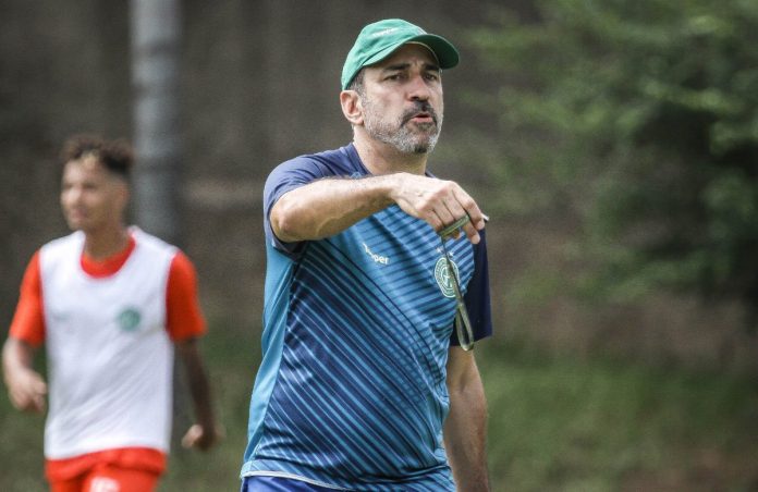 Série B: Balançando, técnico comanda treino no Guarani com ex-Palmeiras