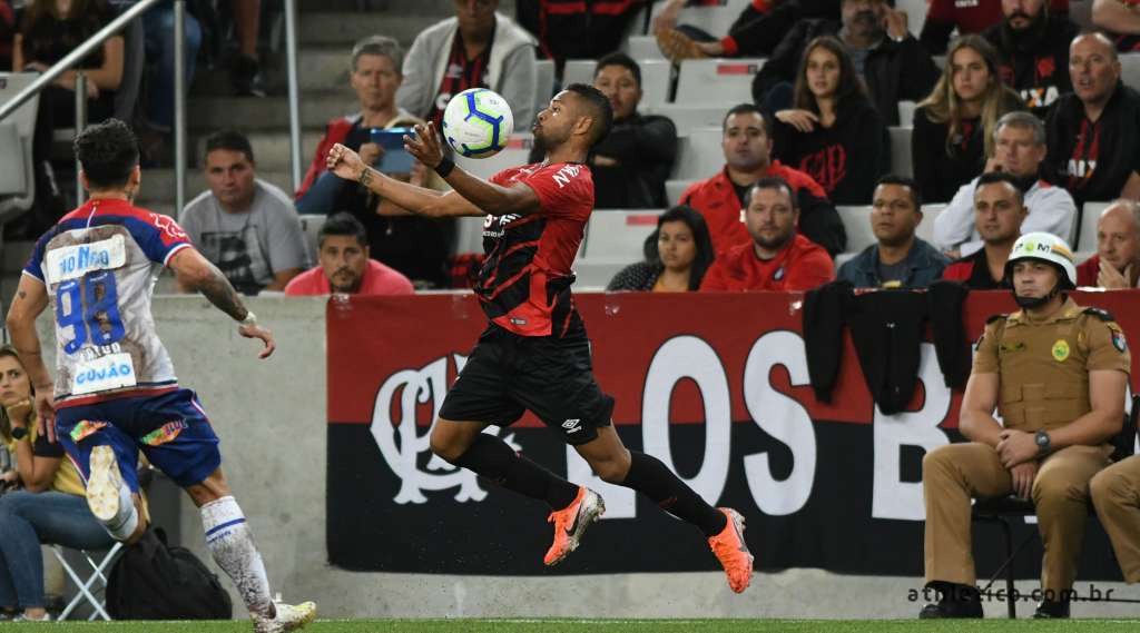 Renan Lodi só sai do Athletico para o exterior - Miguel Locatelli/Site Oficial