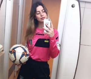 Jogador abaixa shorts para árbitra e pega um ano de suspensão