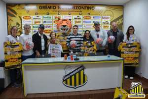 Novorizontino faz doação de bolas e camisas autografadas para instituições da cidade