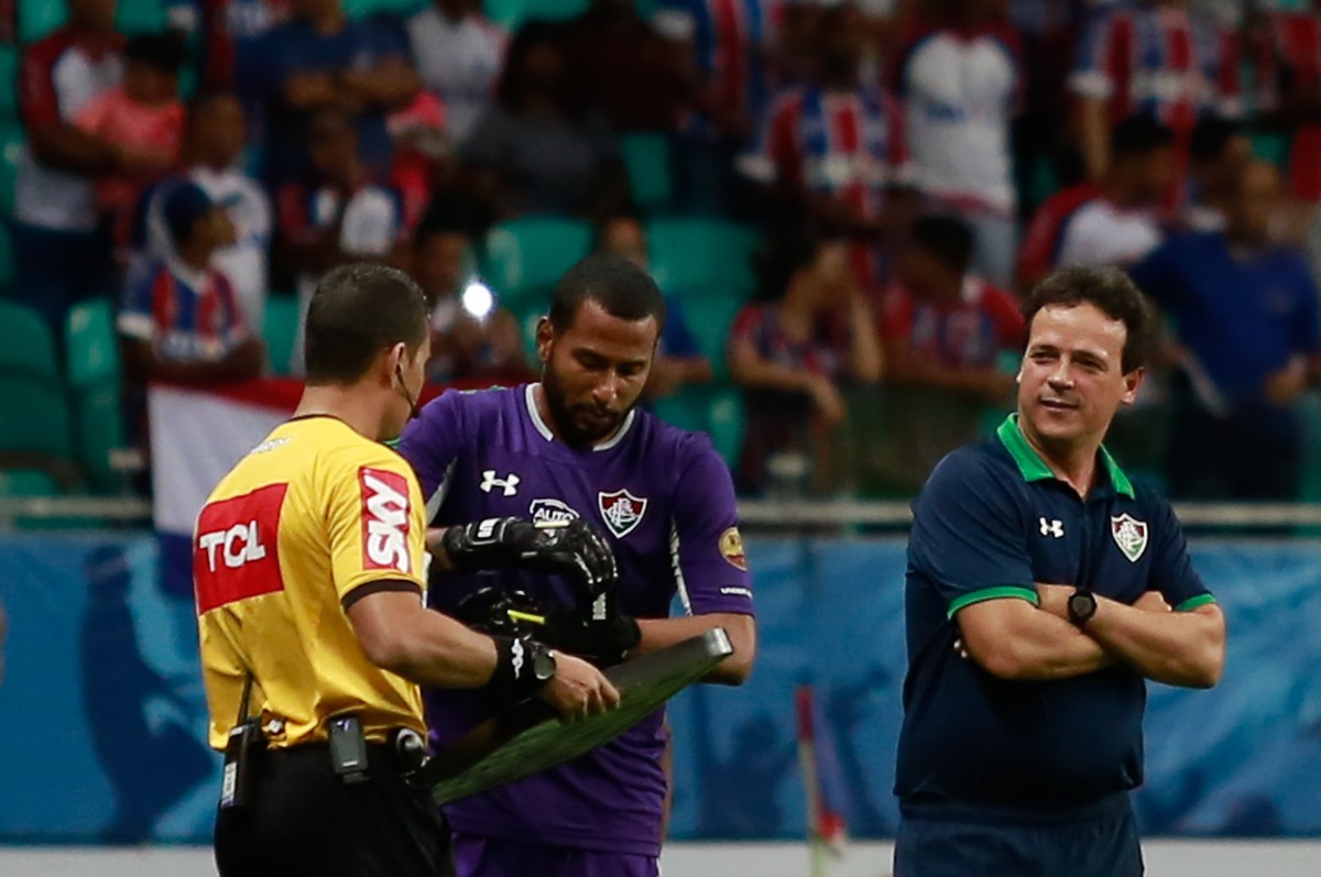 Fluminense encara Athletico-PR com técnico suspenso