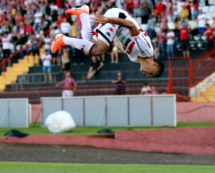 Murilo comemora primeiro gol com a camisa da Pantera