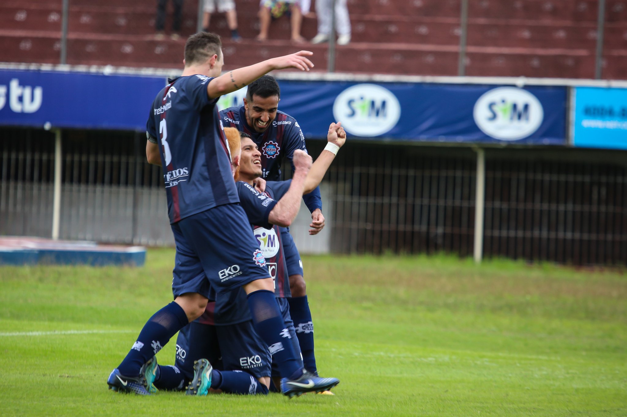 Caxias-RS 2 x 0 Tubarão-SC – Grená vence bem e coloca mão na vaga