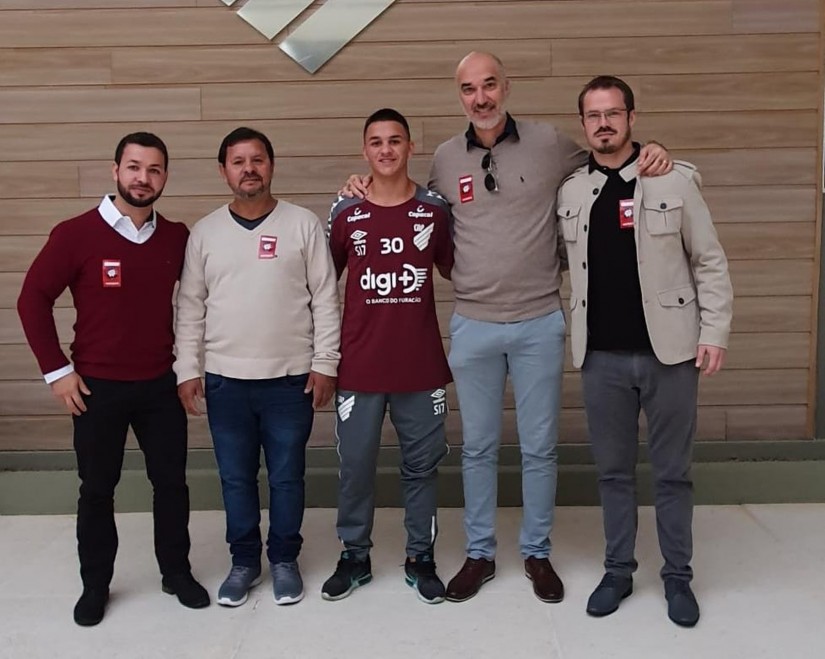 Athletico-PR supera Flamengo e São Paulo e acerta com joia do Paraná