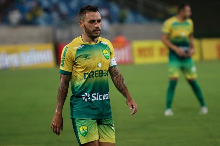 Jean Patrick está suspenso e também lesionado. (Foto: AssCom / Cuiabá)