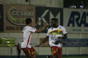 Brusque-SC 5 x 0 Foz do Iguaçu-PR - Brusque massacra e segue 100% na Série D