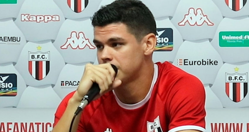 Vinícius Freitas se anima com chance e quer que Botafogo mantenha invencibilidade fora