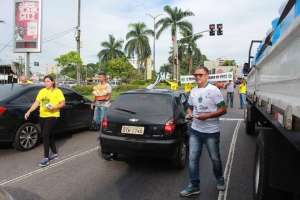 Presidente vende rifa em semáforo para salvar clube da Série D de crise