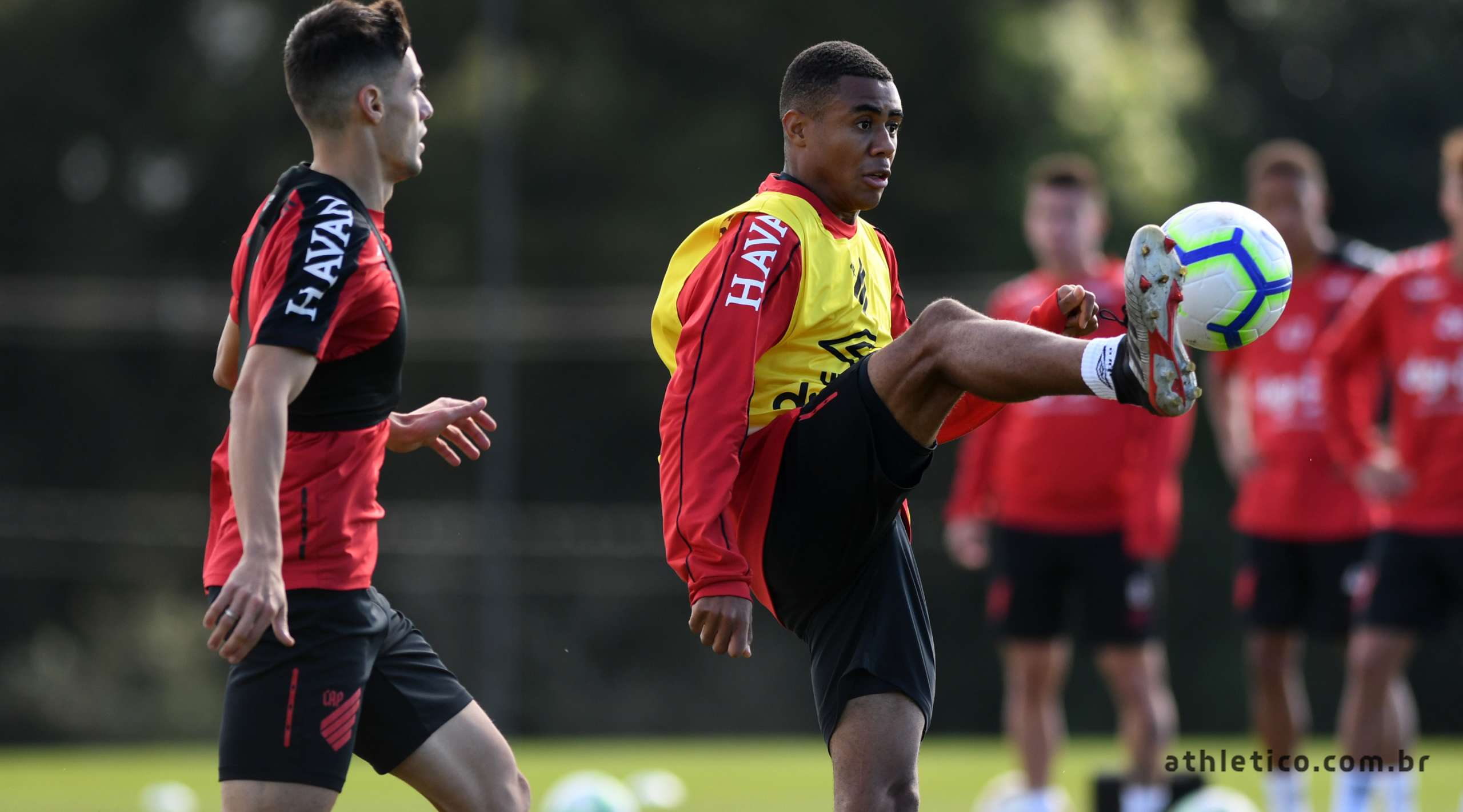 Com time misto, Athletico desafia jejum como visitante em duelo contra o Palmeiras