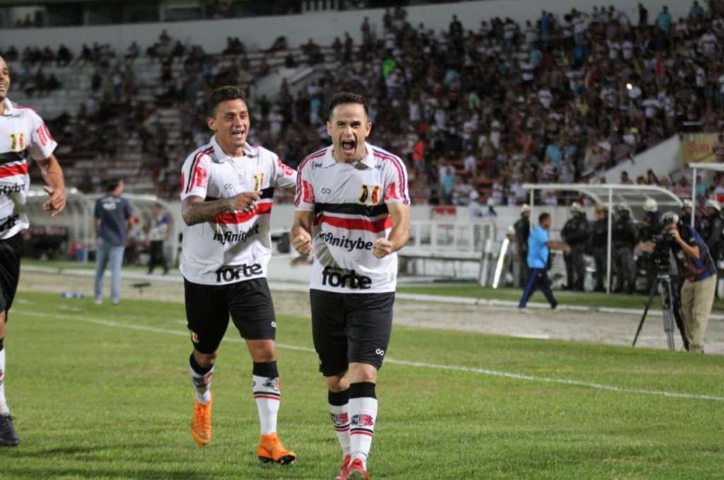Pipico foi o destaque na vitória do Santa Cruz sobre o Confiança com dois gols (Foto: Rodrigo Baltar/Santa Cruz FC)