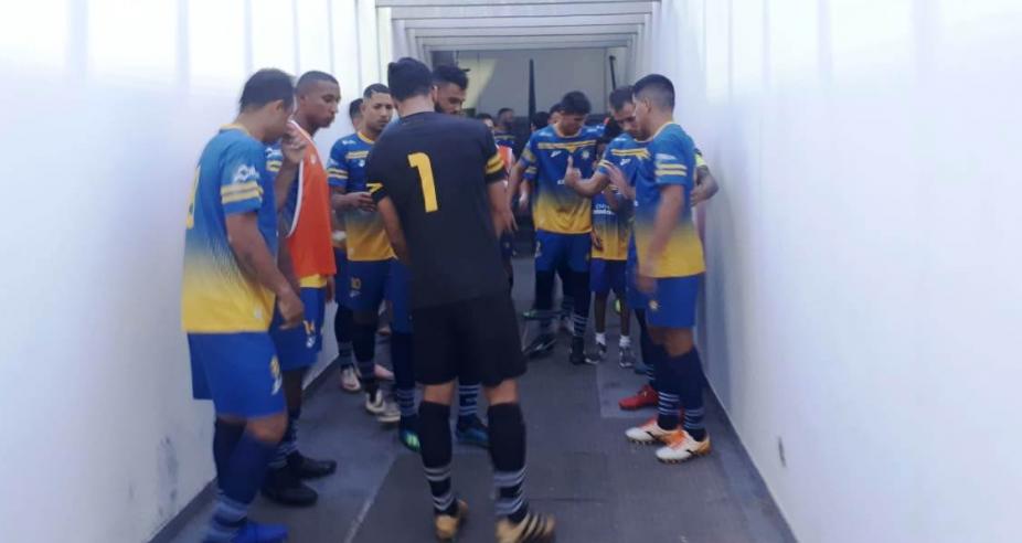 Jogadores do Palmas antes da partida contra a Corumbaense no Estádio Nilton Santos - Izabela Martins/Palmas