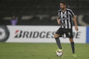 Zagueiro do Botafogo credita derrota à qualidade do Grêmio: 