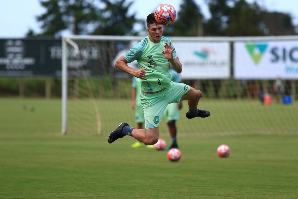 Joia da base troca Chapecoense por clube português. Mais dois também deixam o clube