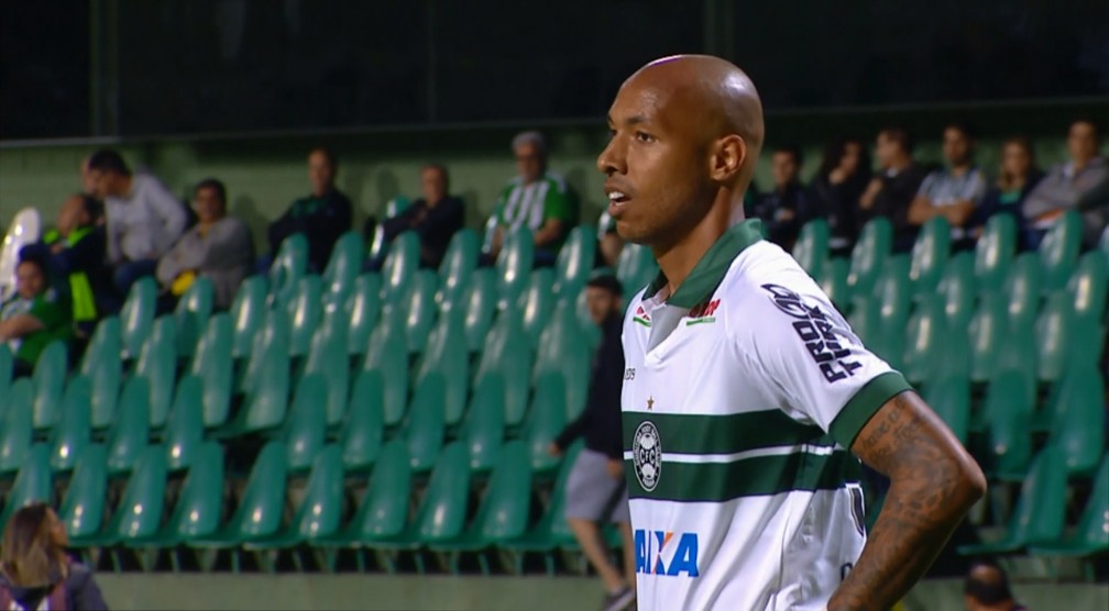 Série B: Após indisciplina, zagueiro está fora dos planos do Coritiba