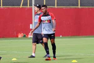 Série B: Destaque do Vitória tem suspeita de lesão no ligamento do joelho e preocupa