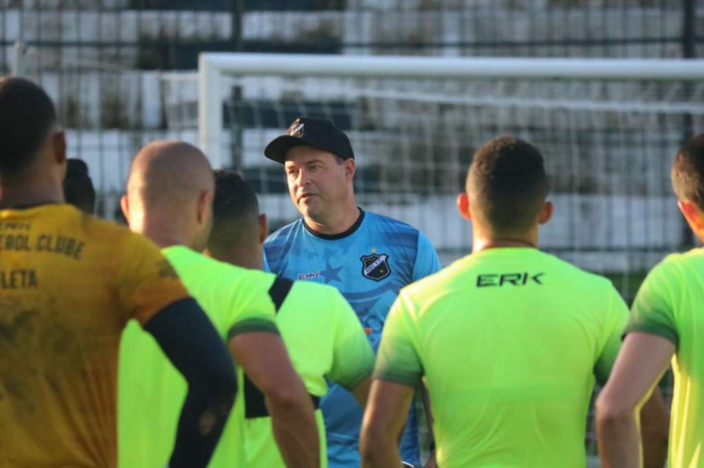 O técnico Roberto Fernandes chegou no início da semana e já iniciou os ajustes no elenco (Foto: Andrei Torres/ABC)