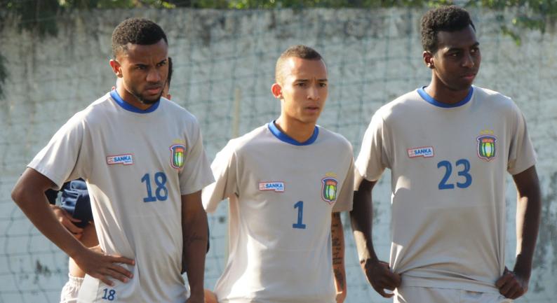 O lateral-esquerdo Keffel, o meia Markson e o atacante Marcus Vinicius subiram aos profissionais do São Caetano - Foto: Fabrício Cortinove