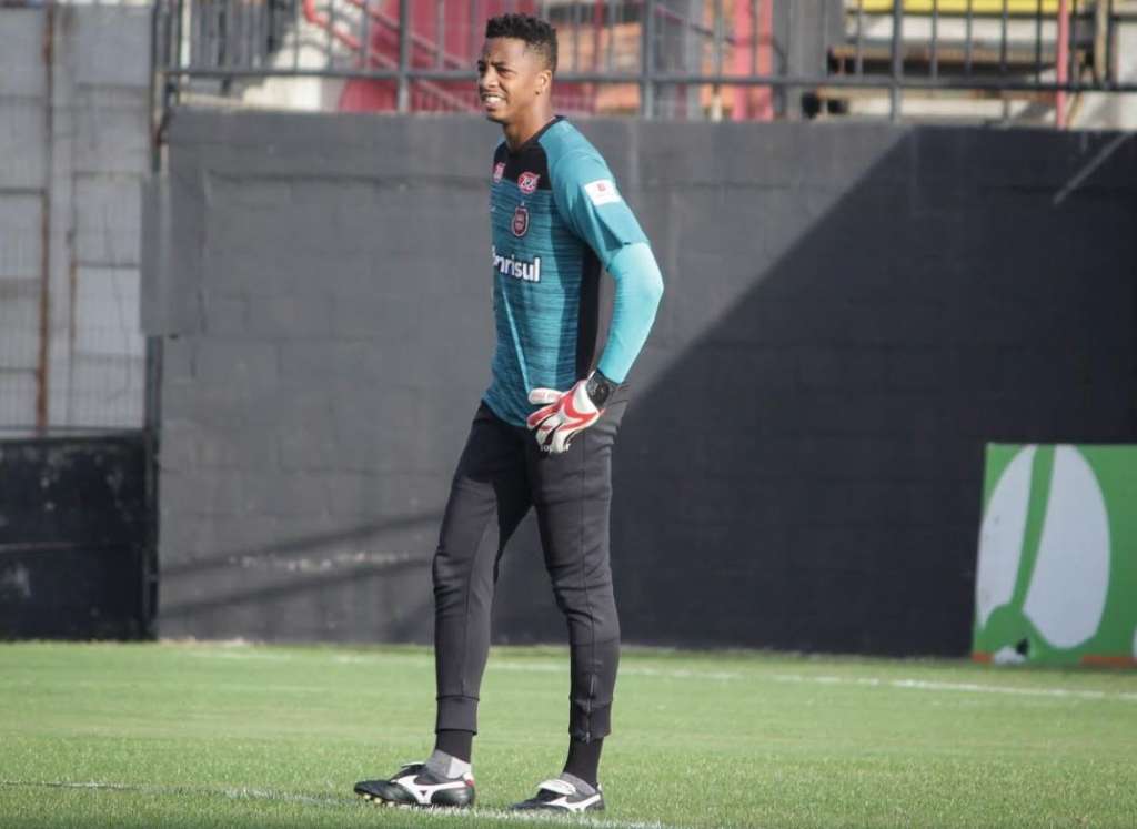 O goleiro Carlos Eduardo deixou claro que o primeiro objetivo do Brasil é escapar do rebaixamento