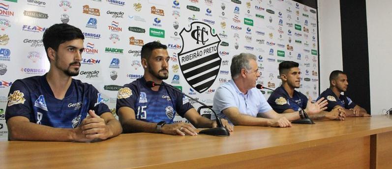 Da esquerda para a direita: Brayan, Rodrigo Sabiá, José Lourenço, Vinicius e Douglas Netto — Foto: Rafael Alves/ Comercial 