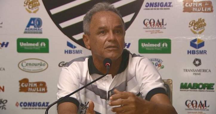 Comercial tenta reforçar o elenco comandado pelo técnico Roberval Davino