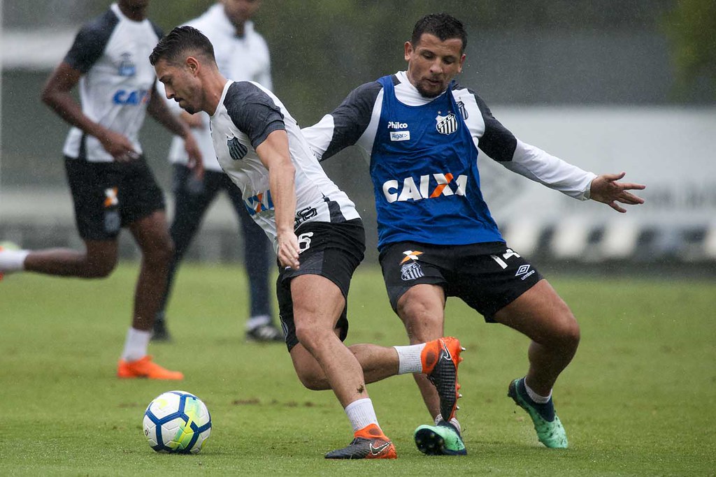 No aguardo por proposta, Santos libera meia para acertar com time árabe