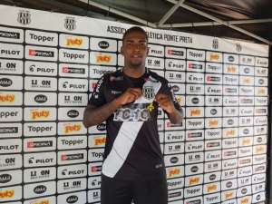 Clubes da Série A e B negociam transferências de atacante e volante encostados