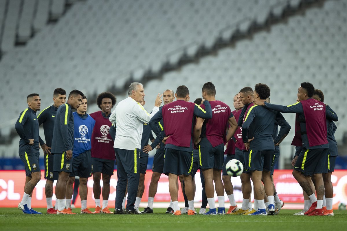 Tite revela ter espionado rival no passado, mas nega ‘invasão’ ao treino do Peru