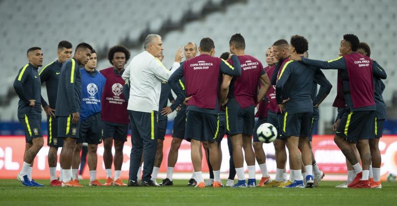 Tite fechou boa parte do treino desta sexta - Lucas Figueiredo/CBF