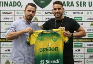 Série B: Cuiabá contrata lateral e atacante, mas dispensa zagueiro