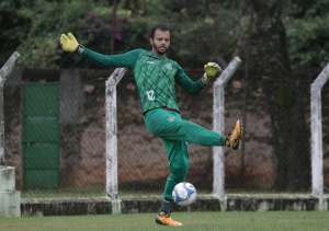 Série B: Goleiro não treina e encaminha saída do Guarani para time da Série C