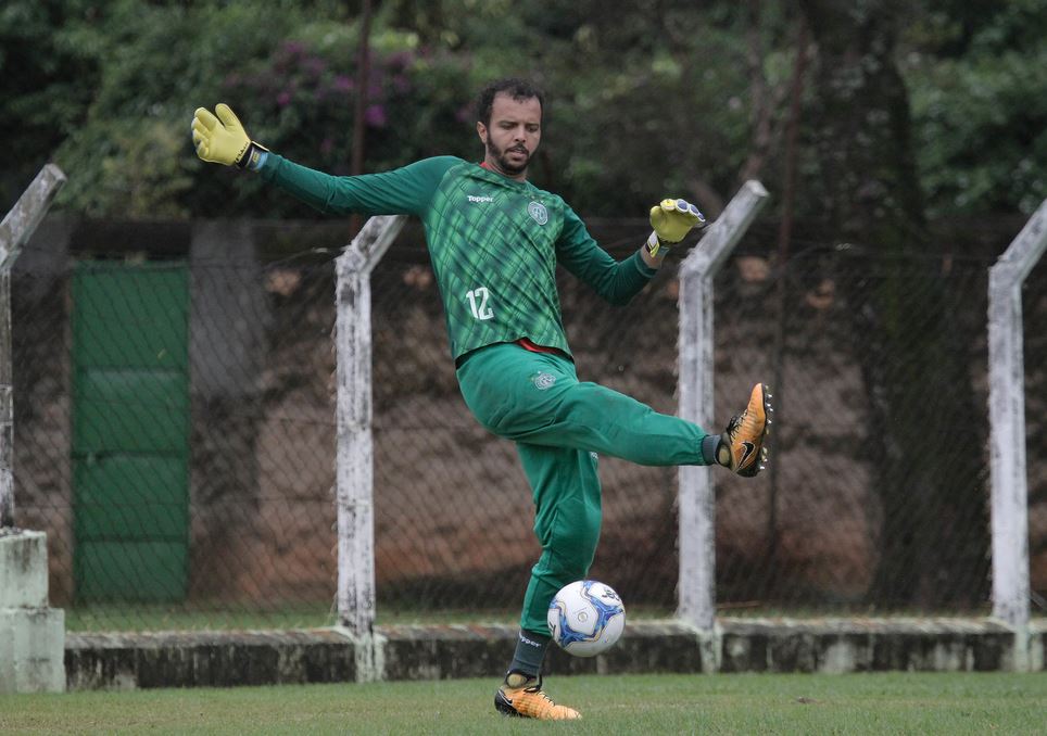 Série B: Goleiro não treina e encaminha saída do Guarani para time da Série C