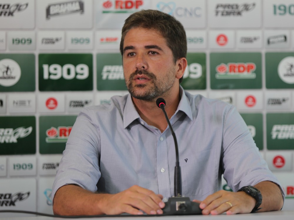 Pastana confirma permanência de técnico do Coritiba e revela rescisão de Alan Costa