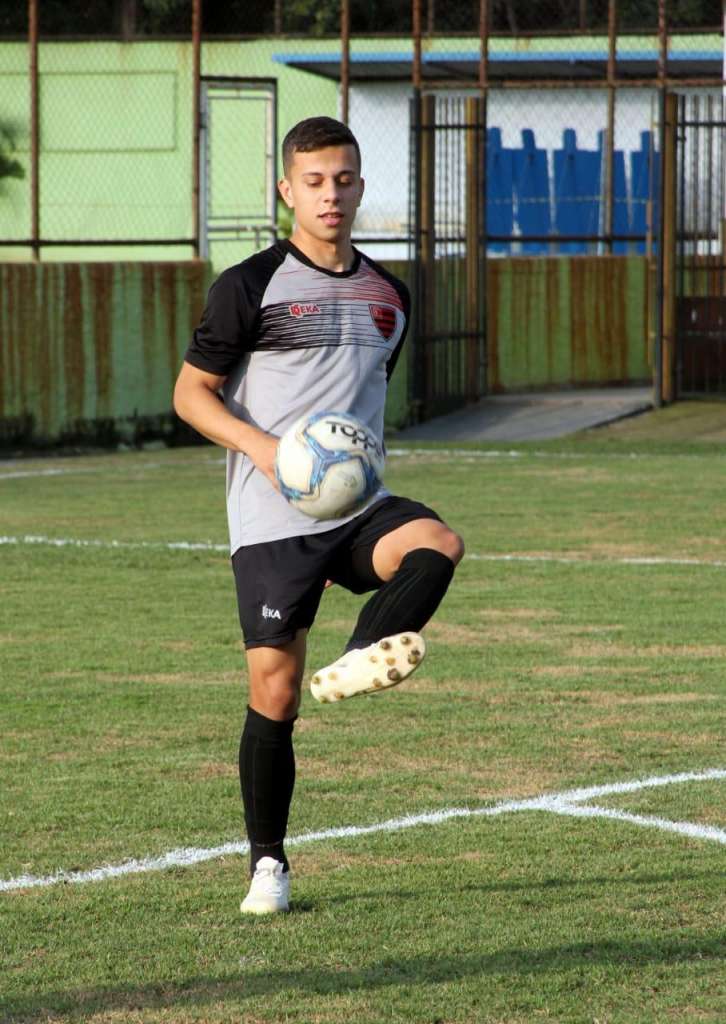 O meia Matheus Oliveira foi oficializado como reforço do Oeste (Foto: Jefferson Vieira/Oeste)
