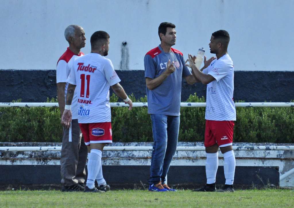 Gilmar Minelli (de camisa cinza) é o novo técnico - Foto: Bruno Freitas