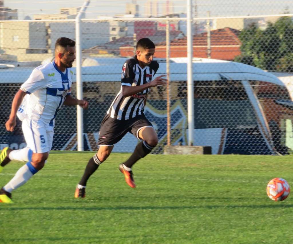 Atacante Robson destaca felicidade com primeiro jogo no profissional (Foto: Brendow Felipe/EC São Bernardo)