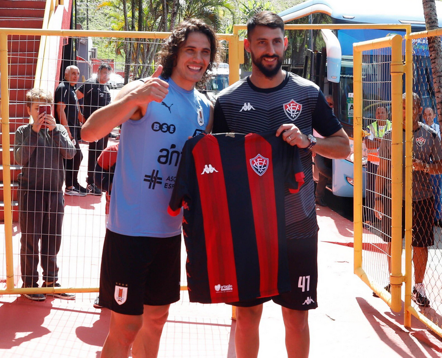 Goleiro uruguaio do Vitória visita seleção e entrega camisas a Tabárez e jogadores