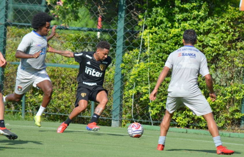 Botafogo acerta com atacante liberado pelo São Paulo