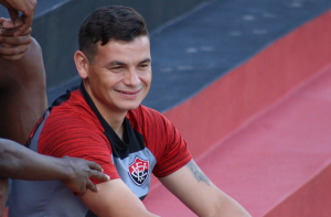 Meia promete tirar Vitória da lanterna da Série B: 'Mudaremos esse cenário'